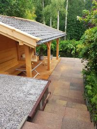 Tuinrenovatie met veranda en walbeschoeiing 006